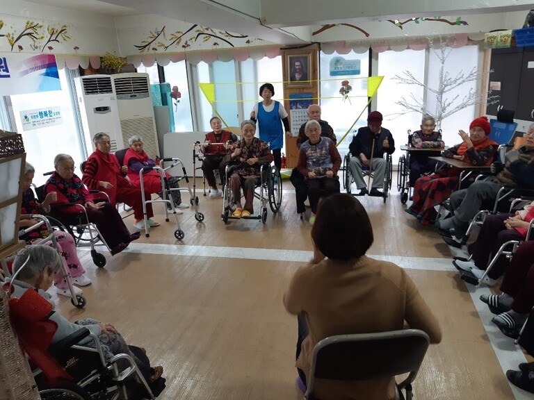 프로그램활동(노인체조,웃음치료)